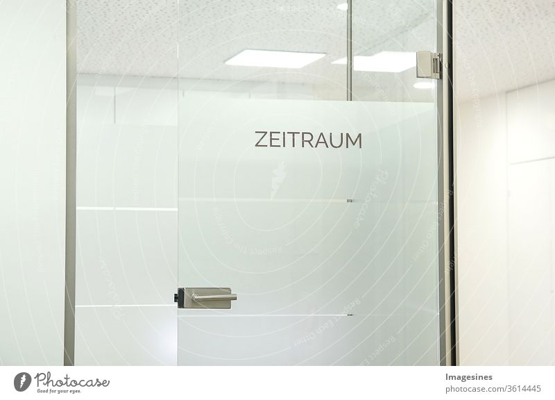 Zeit und Raum - Zeitraum Wartezimmer an einer Glastür in einer Arztpraxis, Arztzimmer wohnung architektur hintergrund hintergründe hell geschäftlich kopierraum