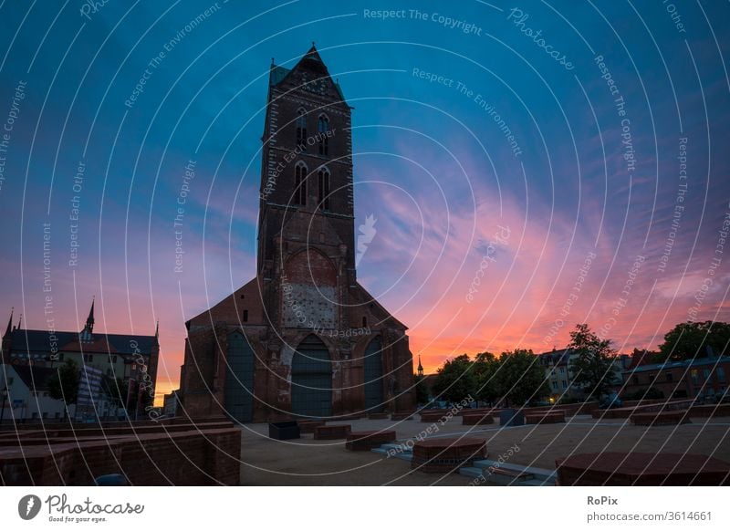 Marienkirche in Wismar im Abendrot. Kirche Nacht Gasse Straße Altstadt urban Mittelalter medieval Nachtleben Pflaster Pflastersteine church Sakralbau Gotteshaus