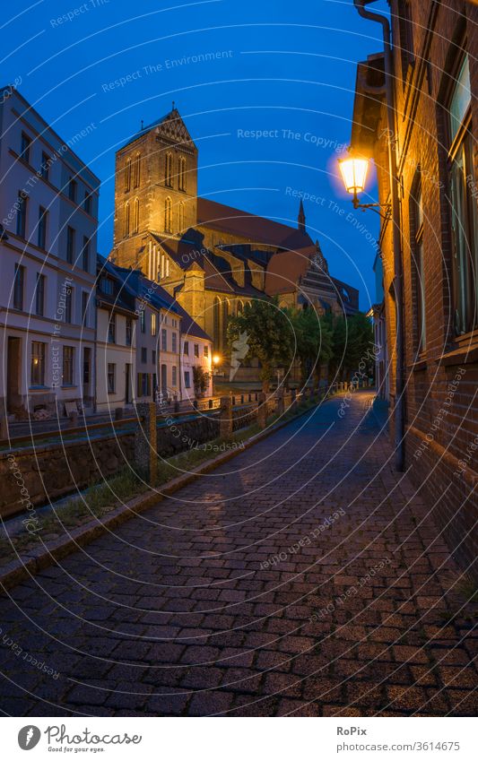 Wismar zur blauen Stunde. Kirche Nacht Gasse Straße Altstadt urban Mittelalter medieval Nachtleben Pflaster Pflastersteine church Sakralbau Gotteshaus Stadt