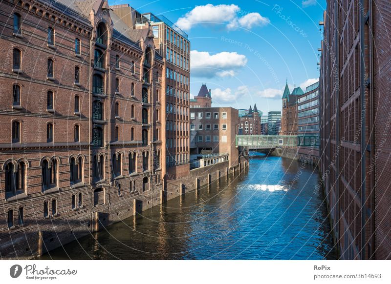 Blick über einen Kanal in der hamburger Speicherstadt. Hafen Lagerhaus storehouse urban Hamburg Elbe Brücke Gebäude Architektur Fluss Licht Ebbe Handel Gewerbe