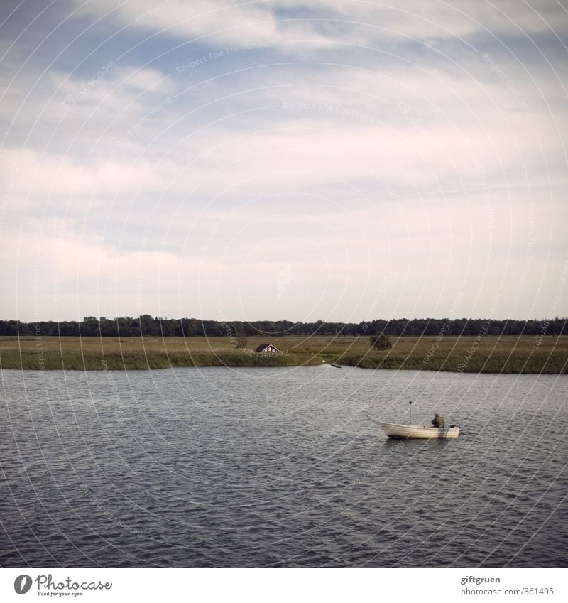 der fischer Arbeit & Erwerbstätigkeit Beruf Umwelt Natur Landschaft Urelemente Wasser Himmel Wolken Gras Wiese Wellen Küste Ostsee Haus Einfamilienhaus Dach