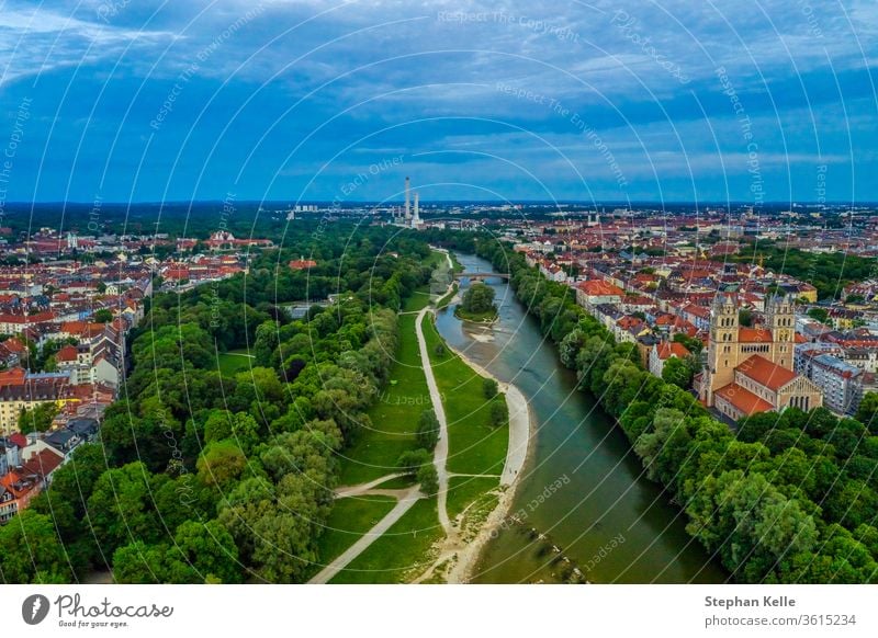 Blick über München mit der Isar, authentisch von oben, Barbados, Deutschland. minga Fluss Stadt Großstadt Stadtbild Dröhnen Hubschrauber Antenne hoher Winkel