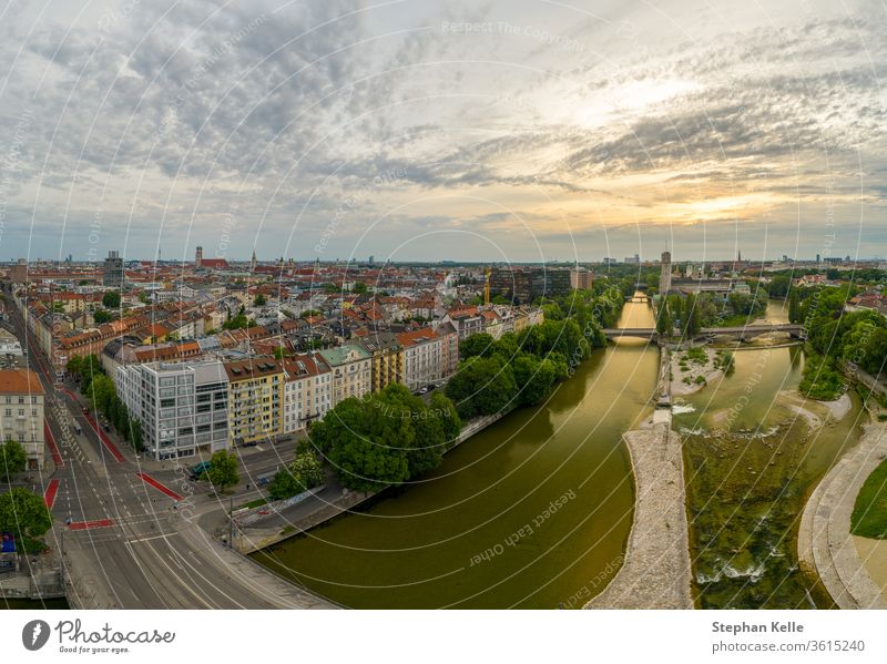 Münchner Blick aus einer Drohne bei Sonnenaufgang mit der Isar und einigen beliebten Sehenswürdigkeiten Ansicht minga Antenne Hubschrauber Dröhnen München