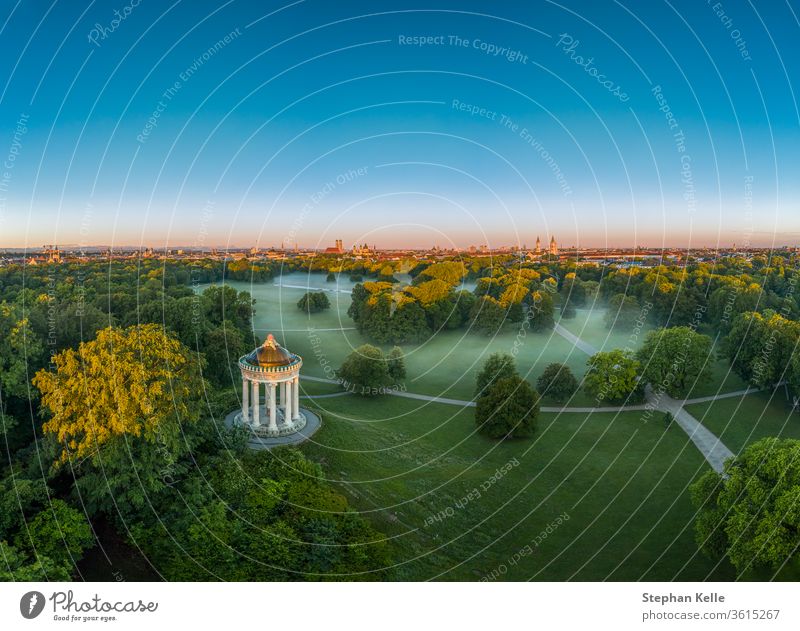 Wunderschöne Luftaufnahme über dem Englischen Garten der bayerischen Landeshauptstadt München am frühen Morgen bei Nebel im grünen Park. neblig Baum Bayern