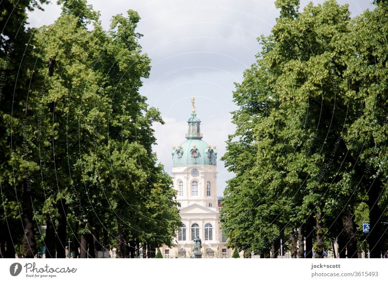 gehe über Schloßstraße direkt zum Schloss Architektur Schloss Charlottenburg Sonnenlicht Sightseeing Symmetrie historisch Allee Baum Sehenswürdigkeit alt Sommer