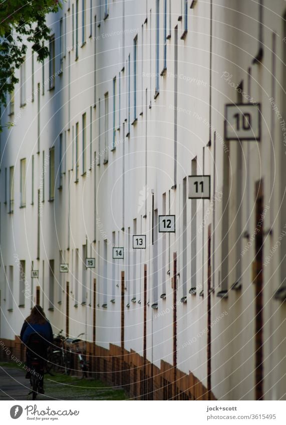 Hausnummern von 16 bis 10 in einer Straße Funktionalismus Mietshaus Architektur Reihe Reihenfolge Typo Schilder & Markierungen Häuserzeile Neukölln gleich