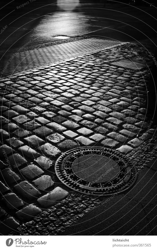 They Walk by Night Stadt Altstadt Verkehr Fußgänger Straße Wege & Pfade gruselig schwarz Schwarzweißfoto Gully Kanalisation Pflastersteine Bodenbelag Asphalt