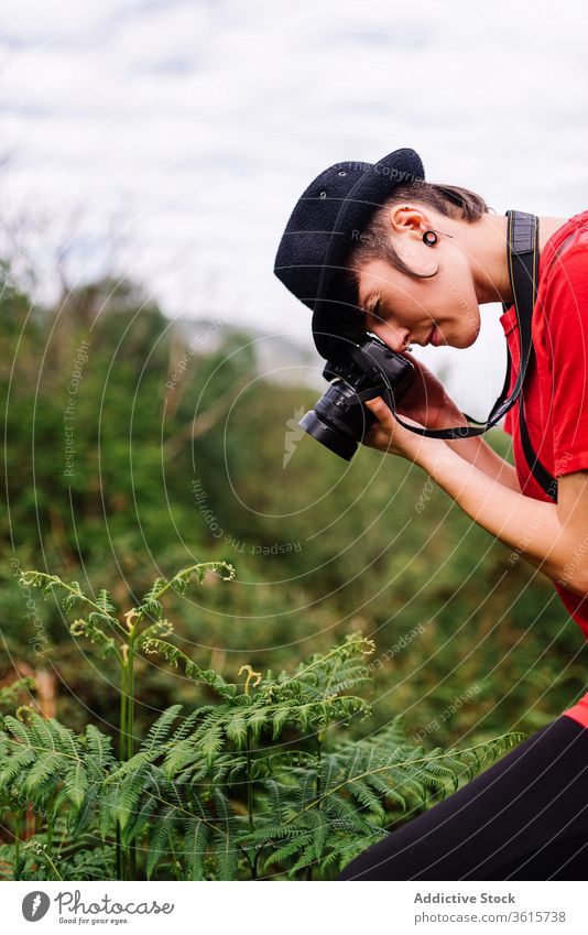 Fotografin beim Fotografieren von Farn Pflanze Feld Frau Natur Stil androgyn fotografieren Fotoapparat Asturien Spanien kreativ Fähigkeit Talent Outfit trendy