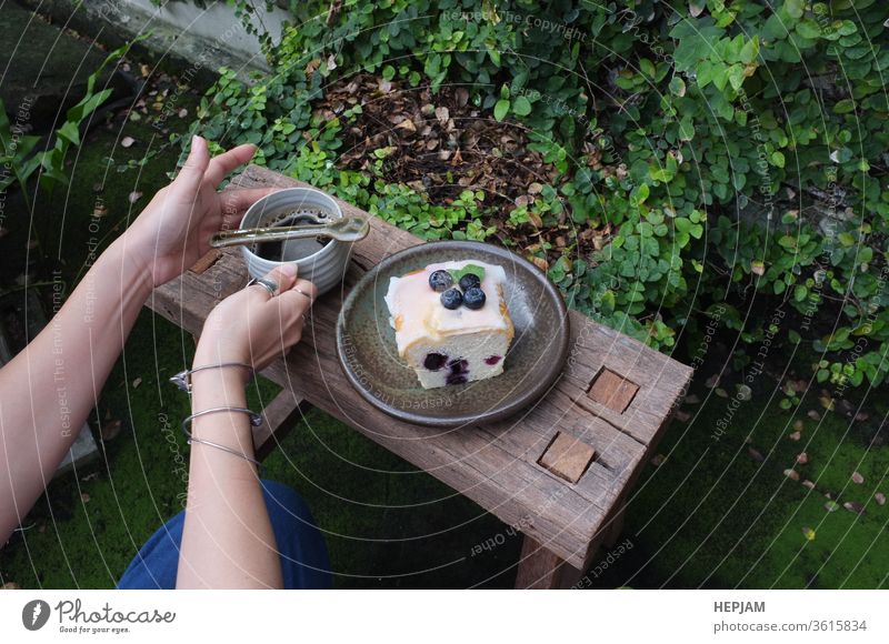 Kaffee mit Kuchenstück auf Holztisch , Konzept Entspannungszeit, Kopierraum. Platz für Text. Aroma Hintergrund gebacken Getränk Kekse Pause Nahaufnahme Sahne