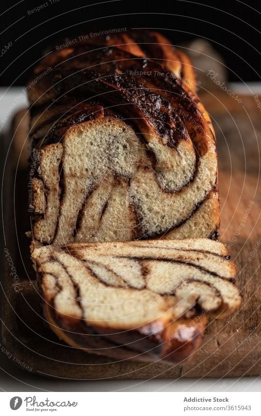 Stückchen süßes Brot auf dem Tisch selbstgemacht Schokolade Banane lecker Bäckerei gebacken Geschmack Spielfigur hölzern Küche Feinschmecker Mahlzeit frisch