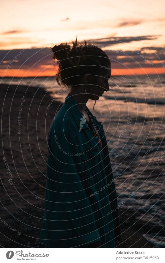 Entspannte Frau im Sommer am Meer Meereslandschaft Sonnenuntergang Reisender MEER Strand Meeresufer sich[Akk] entspannen Abend Silhouette Abenddämmerung