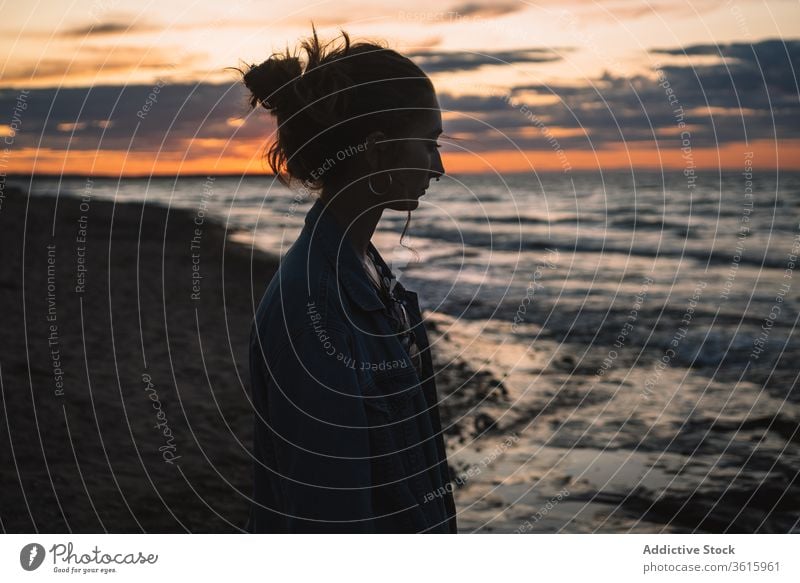 Entspannte Frau im Sommer am Meer Meereslandschaft Sonnenuntergang Reisender MEER Strand Meeresufer sich[Akk] entspannen Abend Silhouette Abenddämmerung