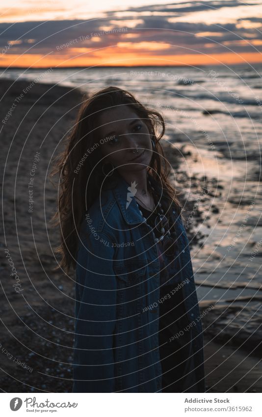 Ruhige Frau am Meer am Abend Hippie Strand Sonnenuntergang Seeküste MEER Windstille ruhig reisen Sommer sich[Akk] entspannen Küste Urlaub Wasser friedlich Ufer