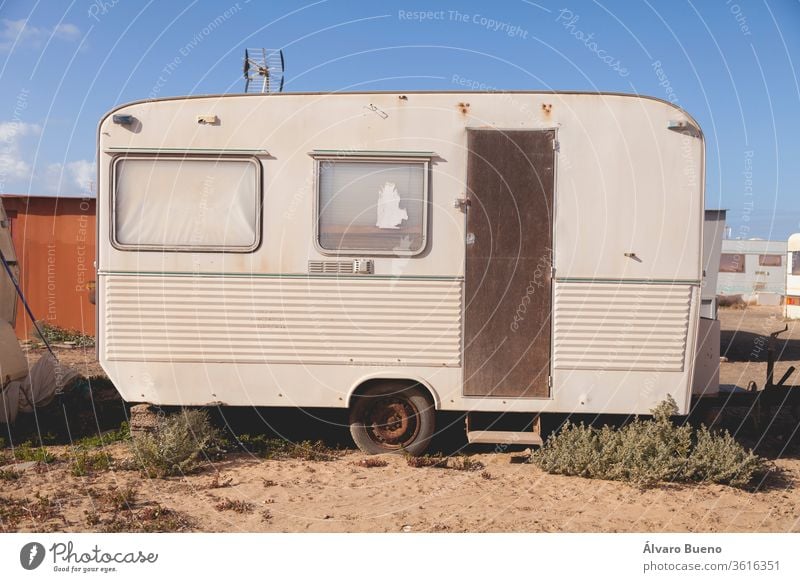 Ein halbverlassener, alter und verrosteter Wohnwagen in El Caleton, Insel Fuerteventura, Kanarische Inseln, Spanien. Verlassen Fenster rostig dreckig