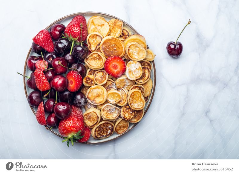 Winzige Getreidepfannkuchen und Erdbeeren Müsli Mini-Pfannkuchen Frühstück buttter selbstgemacht Snack geschmackvoll süß Lebensmittel lecker Liebling Sirup