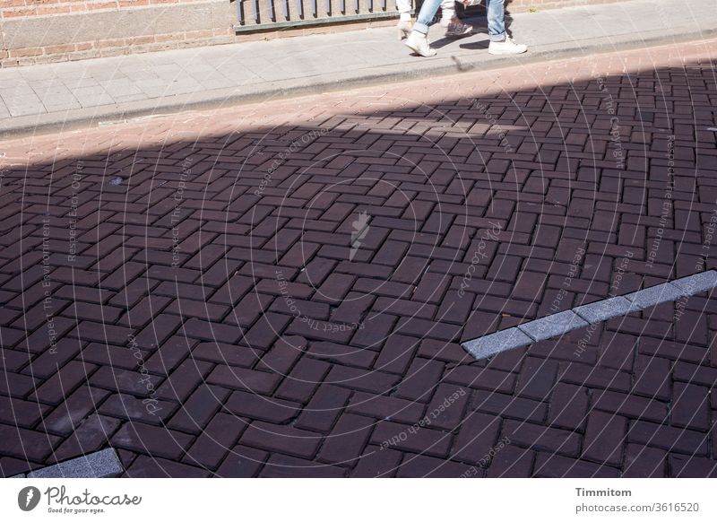 Aus dem Bild gehen! Verkehrswege Straße Pflastersteine Markierung Bürgersteig Beine Schuhe Schatten Wege & Pfade Stadt Außenaufnahme Linien