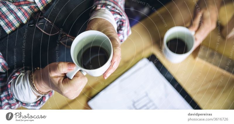 Seniorpaar in ihrer Schreinerei Kaffee Tasse Pause unkenntlich Zimmerer Paar plant pausieren arbeiten Overhead Draufsicht Transparente Panorama panoramisch Netz