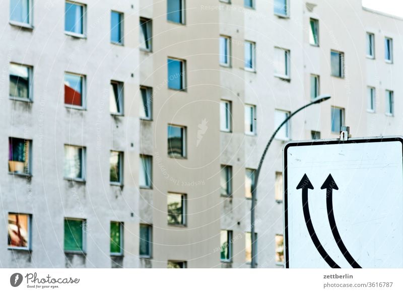 Bitte richtig einordnen! block wohnblock fenster front fensterfront berlin kreuzberg fassade schild verkehr verkehrsschild pfeil ordnung aufwärts links rechts