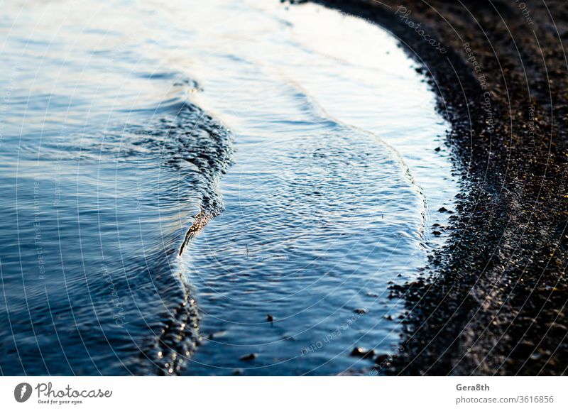 kleine Wellen in der Nähe des Seeufers aus nächster Nähe blau Blauwasser Nahaufnahme natürlich Natur Teich Fluss Ufer strukturell Gezeiten Wasser winken