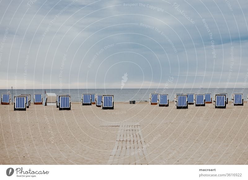 Strandkörbe strand sandstrand strandkörbe strandkorb see ostsee urlaub geschlossen erholung blau weitwinkel wolken sommer wolkig wetter sommer maritim ruhe