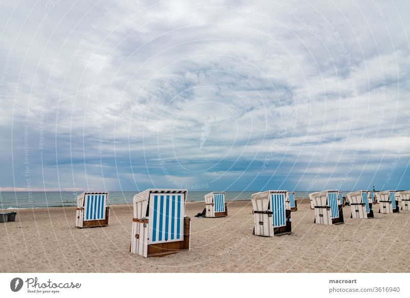 Strandkörbe strand sandstrand strandkörbe strandkorb see ostsee urlaub geschlossen erholung blau weitwinkel wolken sommer wolkig wetter sommer maritim ruhe