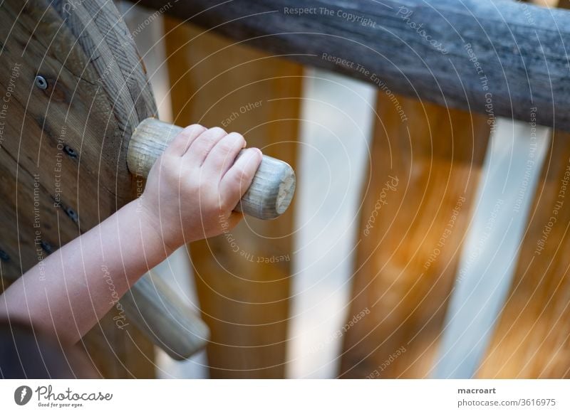 Die Welt erobern knd spielen spielplatz schiff holzspielplatz entdecken schiffsreise steuer steuerrad toben welt hand nahaufnahme detailaufnahme finger