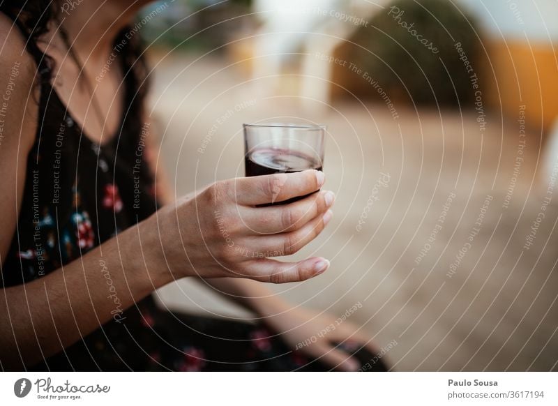 Frau hält ein Weinglas Glas Alkohol trinken Stil Bar genießen rot Feste & Feiern Farbfoto Getränk Rotwein Kaukasier Lifestyle Party Nahaufnahme Veranstaltung