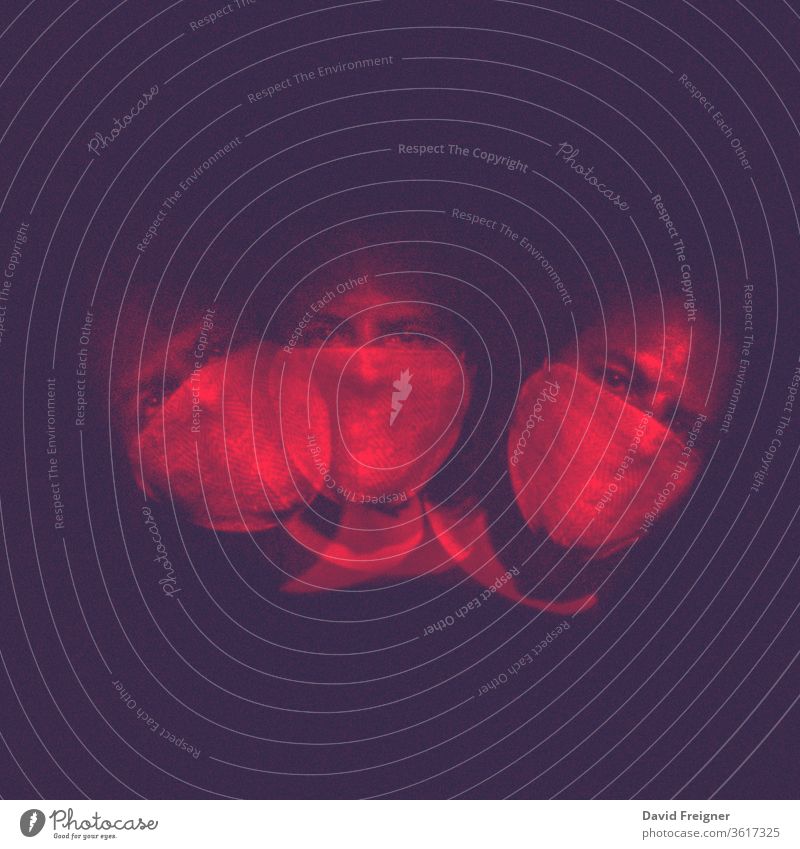 Mann hat sein Gesicht mit einer Atemmaske bedeckt. Coronavirus, Asthmatiker und Allergiekonzept. Künstlerische analoge Lochkamera-Fotografie COVID Pflege