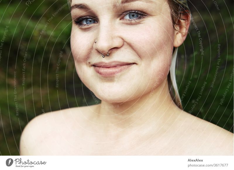 Portrait einer jungen blonden Frau mit nassen Haaren vor einem Wald Mädchen junge Frau schön lächeln lange Haare blaue Augen Haut 19 18-20 Jahre 15-20 Jahre alt