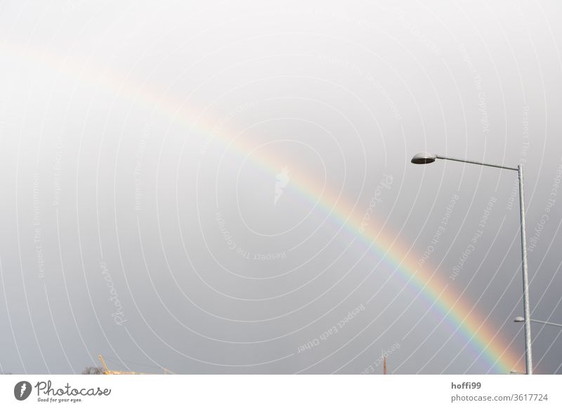 Lampe mit Regenbogen - Straßenbeleuchtung Wolken Licht Beleuchtung dunkel Laterne