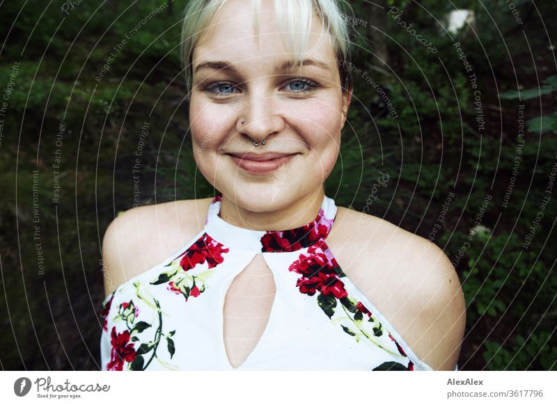 Portrait einer jungen blonden Frau mit nassen Haaren vor einem Wald Mädchen junge Frau schön lächeln lange Haare blaue Augen Haut 19 18-20 Jahre 15-20 Jahre alt