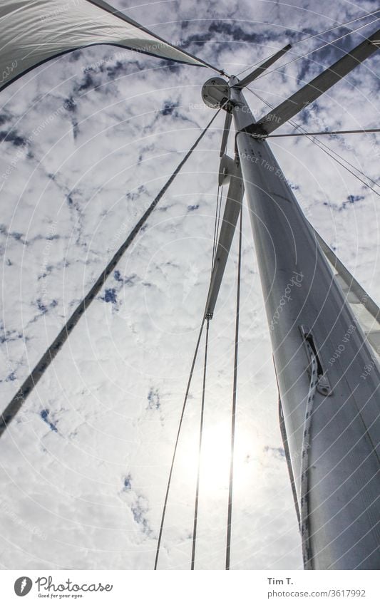 der Himmel über n Boot Segeln Mast Wolken Segelboot Menschenleer Außenaufnahme Ferien & Urlaub & Reisen Meer Wasser Abenteuer Freiheit Wind Jacht Tag