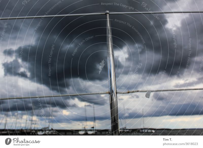 im Hafen railing Himmel sky harbour water Wasserfahrzeug ship harbor Wolken Schifffahrt clouds ships Segeln boat Farbe