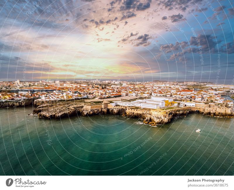 Luftaufnahme von Peniche mit der Festung, Portugal urban Stadtbild Großstadt peniche Wahrzeichen Antenne Fort oben Burg oder Schloss Zitadelle Historie Denkmal