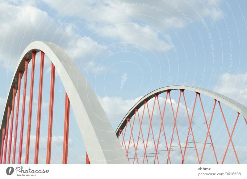 Brücke Himmel blau Wolken Träger Drahtseil Infrastruktur Architektur Stahl Konstruktion Seil rot Metall Stahlträger Außenaufnahme Verkehr Straße Eisen