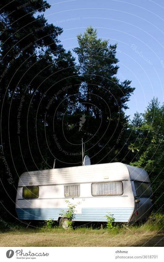 Wohnwagen im Wald Camping Ferien & Urlaub & Reisen Farbfoto Freizeit & Hobby Campingplatz Sommer Freiheit Erholung alt verwittert Bäume im See abgestellt Ruhe