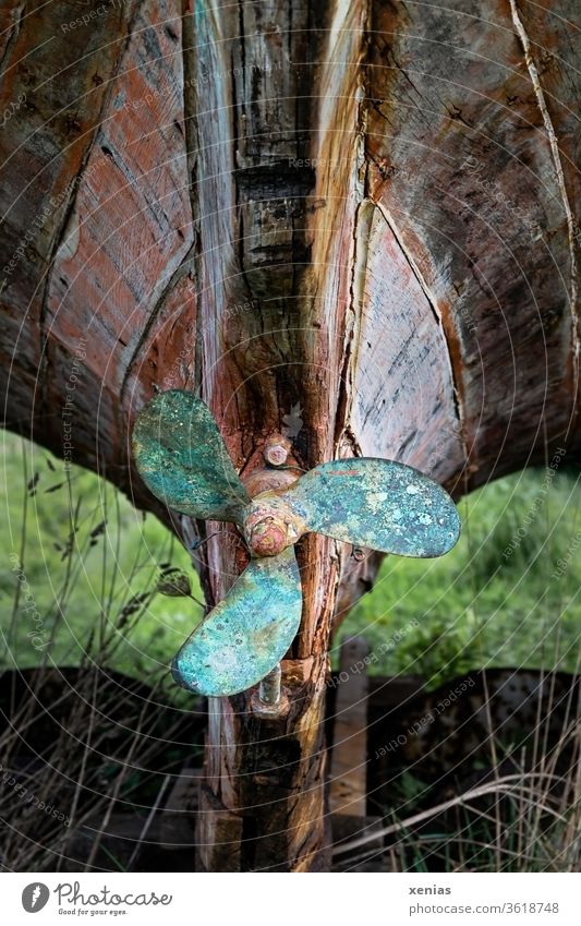 Alt / Grüne Schraube mit Grünspan am Holzboot im Trockendock Boot Schiffsschraube Propeller Schifffahrt Fischerboot maritim grün braun alt verwittert Planken