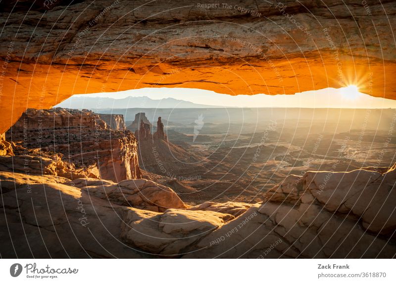 Mesa Arch bei Sonnenaufgang, Canyonlands-Nationalpark, Utah Canyonlands National Park Colorado River Green river Island in the Sky Moab Atmosphäre Spitzkuppe