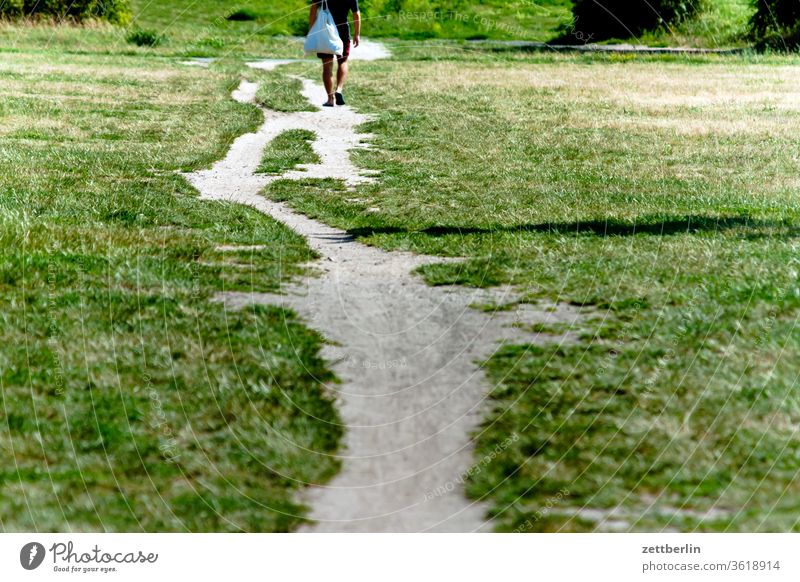 Trampelpfad weg wandern laufen unterwegs spaziergang berlin wanderung trampelpfad ferne flughafen flugplatz freiheit frühling horizont menschenleer rollbahn