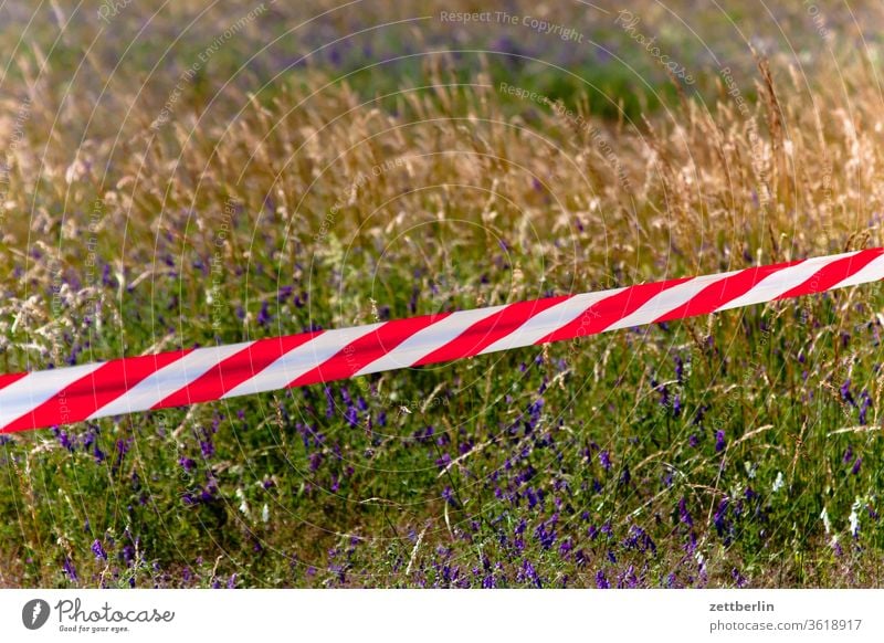 Absperrband absperrband absperrung ausgangssperre außen berlin corona covid covid 19 distanz ferne flatterband flugbahn flughafen flugplatz freiheit hygiene