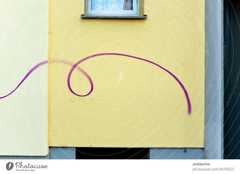 Schnörkel altbau außen berlin brandmauer farbspray fassade fenster haus hinterhaus hinterhof innenhof innenstadt linie mehrfamilienhaus menschenleer mietshaus