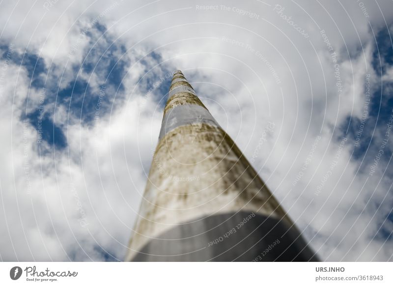 Unendlichkeit | der Schlagbaum hat sich geöffnet und ragt in den Himmel | wohin der Weg wohl führt? Schranke Wolken öffnen aufmachen reisen Barriere Grenze