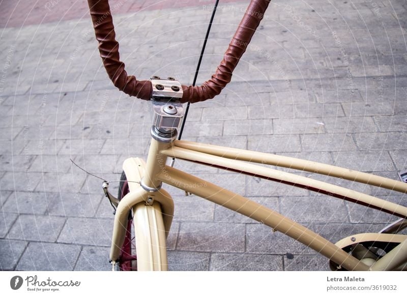 Braunes Stadtfahrrad in der Stadt braun braunes Fahrrad urban Großstadt Radfahren Transport Verkehr Mitfahrgelegenheit Zyklus Fahrradfahren Lifestyle