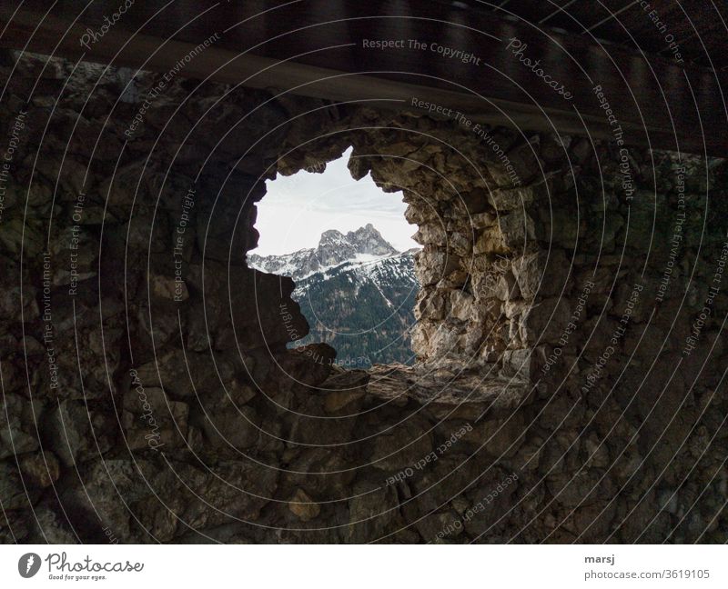 Alte Steinmauer mit Aussicht auf einen Berg. Burg oder Schloss Burgruine Öffnung Loch Steine alt Berge u. Gebirge Licht historisch Ruine Mauer Sehenswürdigkeit