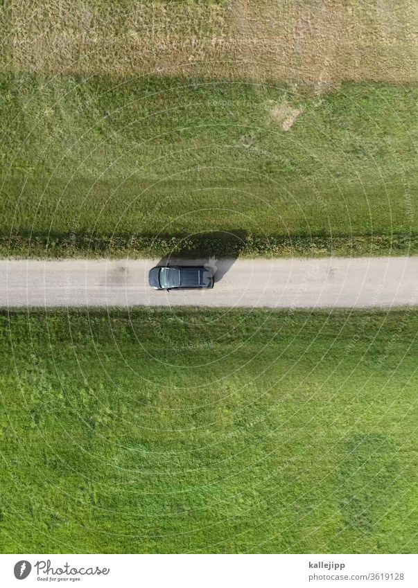 fahrt ins grüne feldweg Drohnenaufnahme Luftaufnahme Autofahren KFZ Wiese Wege & Pfade Vogelperspektive Feld Landwirtschaft Tag Natur Farbfoto Außenaufnahme