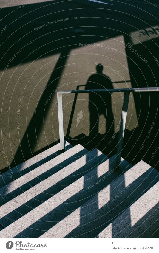 treppe und schatten einer person Treppe stufen Geländer Treppengeländer Mann Person Architektur groß abwärts eckig anonym Schatten Außenaufnahme