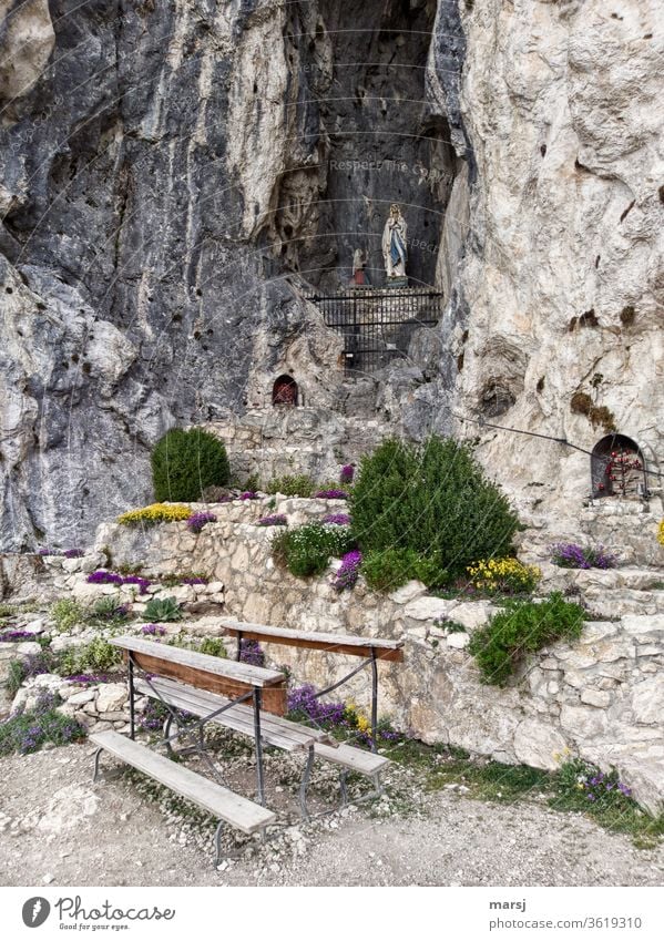 Mariengrotte unter der Burgruine Falkenstein in Pfronten Anbetungsstätte Marienverehrung Fels Felsengrotte Stein Sitzgelegenheit Ruhe Stille Meditation Statue