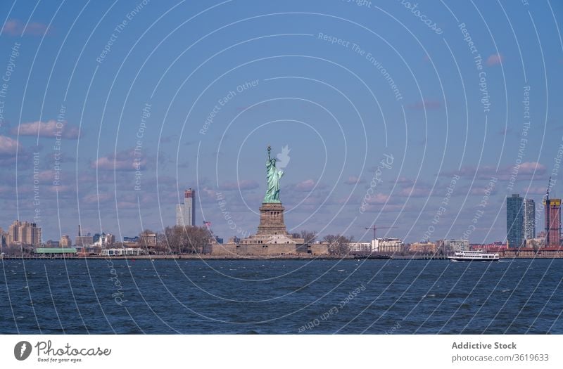 Berühmte Freiheitsstatue gegen bewölkten Himmel Statue New York State Bildhauerei berühmt Sicht amerika Wahrzeichen Architektur reisen Tourismus USA