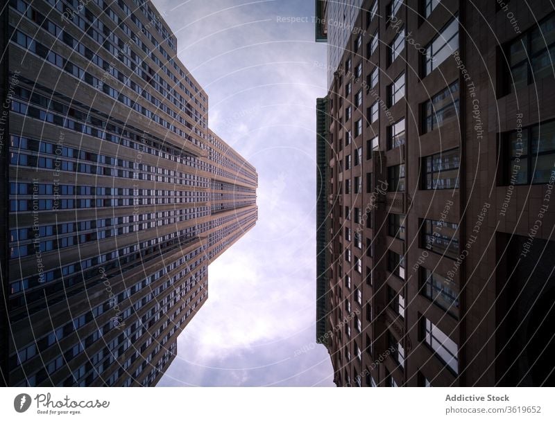 Urbane Wolkenkratzer unter blauem Wolkenhimmel Gebäude Großstadt Turm modern Skyline Design Außenseite Zeitgenosse Architektur Himmel hoher Anstieg