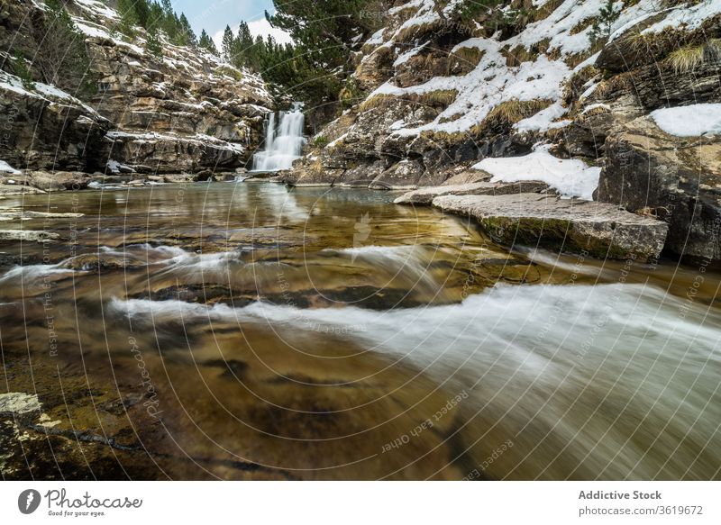 Schneller Fluss, der durch ein Bergtal fließt Berge u. Gebirge Wald Herbst Landschaft felsig wild strömen schnell Gelände wolkig kalt Natur trist Wasser